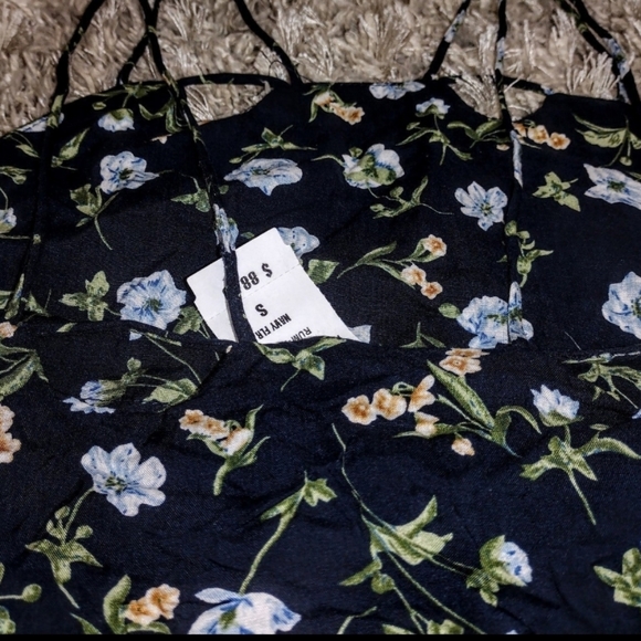 Seek the label Floral Crop, New with tags! - Picture 6 of 7